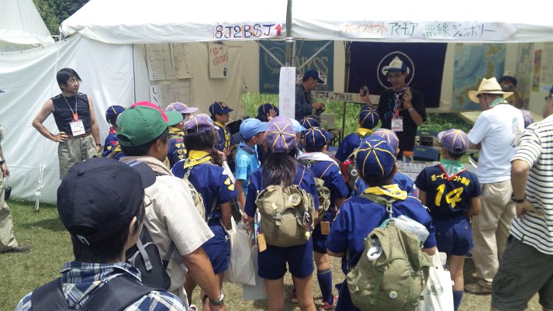 100807_122415.jpg - 無線機の使用方法を説明中です