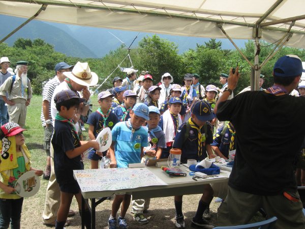 IMG_0961.jpg - 多くのスカウトが無線局を訪問してくれました。