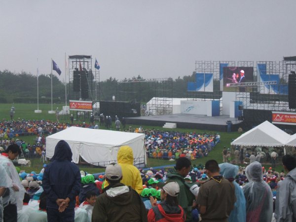 openingsere2.jpg - 雨の中の開会式